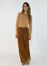 Pantalon de pana de corte recto y tiro medio, con diseño de pierna ancha y ruedo desflecado. Cuenta con cierre frontal y bolsillos laterales.