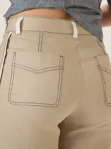 Pantalón de lino color beige, de corte recto y elegante, con bolsillos laterales.