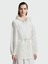 Chaqueta impermeable Moncler modelo Filira, color gris claro, con capucha, cierre frontal con cremallera y cordón ajustable en la cintura.