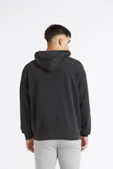 Canguro Quiksilver Saturn para hombre, color negro con efecto lavado, capucha con cordón ajustable, bolsillo frontal tipo canguro y pequeño logo bordado en el pecho.