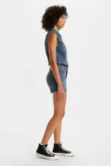 Short de jean de tiro alto con diseño de cinco bolsillos y ruedo deshilachado. Presenta un lavado azul clásico con efecto desgastado.