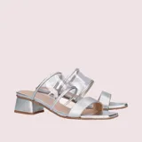 Sandalias plateadas con dos tiras transparentes de vinilo y taco cuadrado bajo.