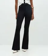 Pantalón de corte flare confeccionado en punto roma, con cintura estructurada, detalle de hebilla decorativa, cierre frontal y bolsillos posteriores.