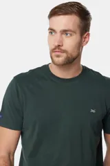 Remera básica de algodón color azul marino, de manga corta, con cuello redondo y logo bordado en el frente.