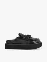 Zueco negro de cuero con plataforma y flecos.