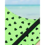 Bikini de dos piezas con estampado de corazones pequeños sobre fondo fucsia. La parte superior es de estilo triángulo con tiras negras, y la parte inferior es de corte tanga con tiro alto.