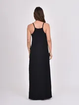 Vestido largo negro de corte recto con escote cuadrado y breteles finos. Diseño minimalista de silueta holgada.