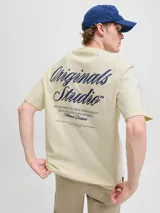 Camiseta de manga corta y cuello redondo con corte holgado, confeccionada en tejido de algodón. Presenta estampado tipográfico en el pecho.