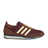 Championes Adidas SL 72 OG de color marrón, con las clásicas tres tiras laterales en tono amarillo claro y detalles en azul y blanco en la suela.
