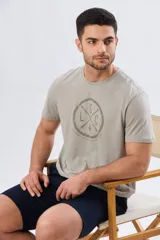 Remera de manga corta con estampa central tono sobre tono de inspiración vintage, cuello redondo y corte clásico.