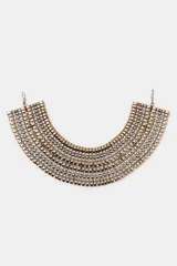 Maxi collar tipo choker de diseño rígido y estructurado, compuesto por múltiples filas de piezas metálicas doradas intercaladas con pequeñas incrustaciones de cristales brillantes.