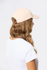 Gorro con visera de lona rosado con bordado frontal en tonos verde y violeta.
