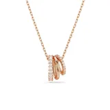 Colgante con cadena color oro rosa y dije con tres aros entrelazados, dos de ellos con cristales blancos engarzados y uno liso.