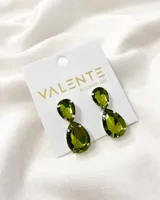 Aros colgantes con dos cristales facetados en forma de lágrima color verde oliva, engarzados en metal plateado.