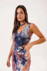 Vestido largo batik con escote en V, sin mangas y corte en la cintura.