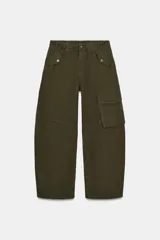 Pantalón cargo de tiro medio confeccionado en algodón, con cintura con trabillas, bolsillos delanteros y bolsillos de plastrón con solapa en las piernas.