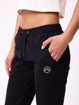 Babucha de algodón y poliéster en color gris oscuro, con cintura elástica ajustable mediante cordón, bolsillos laterales y cierre en los tobillos.