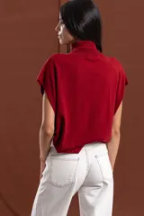 Chaleco de tejido de cashmere con cuello alto tipo polera, diseño holgado y sin mangas.