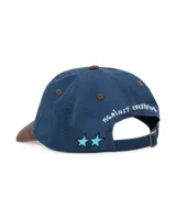 Gorra tipo dad cap azul con visera marrón de contraste, con lettering bordado en la parte frontal con las palabras "TwoJeys" en amarillo y "Cabrio" en celeste.