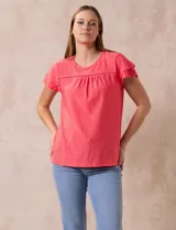 Blusa de tejido pointelle color naranja, con cuello redondo, mangas cortas con sobrecapa y detalle de frunces en el pecho.