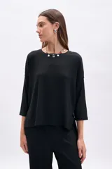 Remera negra de manga tres cuartos, corte oversize y textura acanalada.