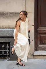 Vestido midi de corte amplio y silueta recta, con cuello redondo y diseño sin mangas. Confeccionado en tejido ligero de textura sutil, cuenta con bolsillos laterales.