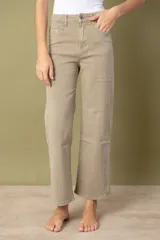 Pantalón de denim color beige, de corte recto y tiro alto.
