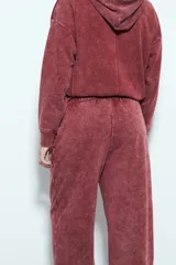 Pantalón de jogging verde con efecto lavado, corte recto y cintura elástica.