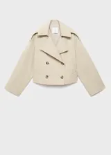 Chaqueta corta tipo trench color beige, con cuello de solapa, cierre de doble botonadura y manga larga. Cuenta con forro interior y diseño recto.