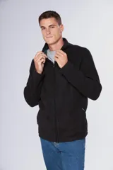 Campera de polar negro con cierre frontal completo, cuello alto y bolsillos laterales con cierre.