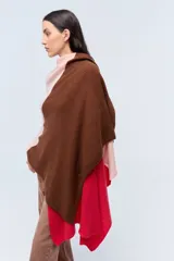Ruana tejida de punto con bloques de color beige y marrón. Confeccionada en lambswool.