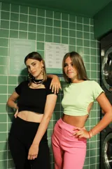 Pantalón recto de algodón blanco con elástico en la cintura.