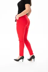 Pantalón rojo de corte Aline con cintura plisada y lazo decorativo.