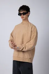 Buzo de friza color gris con cuello redondo y teñido artesanal, de corte oversize.