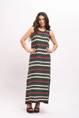 Vestido largo de punto con diseño de rayas en zigzag de colores verde oscuro, fucsia, rosa claro y amarillo, sin mangas y con escote redondo.