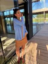 Sweater de tejido fino de viscoza color verde agua, con una tira vertical de cuero ovino en el centro.