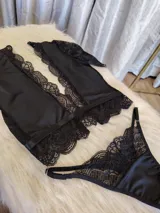 Conjunto de lencería compuesto por un top bralette y una tanga. El top presenta un diseño con escote profundo, mangas cortas de encaje y detalles de encaje en los bordes. La tanga es de corte regulable, confeccionada en lycra y encaje con forro de algodón.