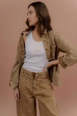 Chaqueta de jean azul, de corte entallado, con cuello camisero, cierre frontal con botones y bolsillos delanteros con solapa.