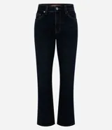 Pantalón de jeans premium azul oscuro de corte recto y cintura media, con bolsillos funcionales, trabillas para cinturón y costuras visibles a contratono. Confeccionado por Marfinno.