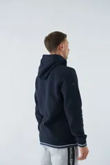 Buzo canguro azul marino con capucha ajustable, bolsillo canguro, fit regular, arte estampado en relieve, logo en goma y composición de 80% algodón y 20% poliéster.