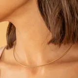 Gargantilla de diseño trenzado fino, elaborada en oro 9k, con acabado brillante y cierre seguro.