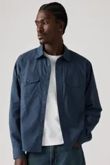 Camisa de hombre color azul marino, de manga larga, con cuello clásico y dos bolsillos frontales con solapa y botón.