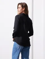 Camisa de manga larga marca Alex & Jordan, color negro, con cuello camisero, cierre frontal con botones y dos bolsillos aplicados en el pecho.