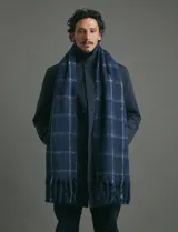 Bufanda de estilo escocés con textura suave, diseño a cuadros en tonos azul y verde, con flecos en los extremos.