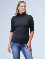 Polera gris oscuro de tejido acanalado, con cuello alto y mangas 3/4.