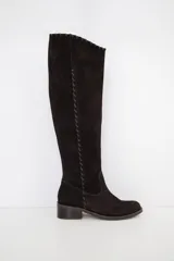 Bota de caña alta confeccionada en cuero color chocolate, con diseño de pespuntes decorativos a lo largo de la caña y taco bajo cuadrado.