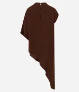 Blusa color marrón de corte oversize y amplio, confeccionada en viscosa. Presenta cuello halter, mangas cortas y una terminación asimétrica con una punta lateral alargada que aporta movimiento. Cuenta con cierre trasero con cremallera.