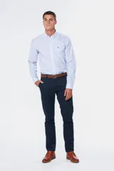 Pantalón gris de gabardina, corte clásico, con bolsillos laterales y traseros.