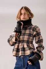 Guantes sin dedos de cuero color suela con interior de piel sintética y detalles de tachas metálicas. Incluye etiqueta de marca Bona.