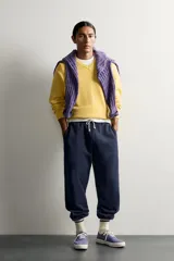 Jersey regular fit de punto tejido en hilatura de algodón, color amarillo, con cuello en V, manga larga y acabados en rib. Presenta un bordado de la marca Fruit of the Loom en el delantero.